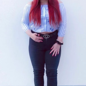 HOLLISTER TRÖJA - Använt fåtal gånger säljer förmontera använd på några år. Den är väldigt tajt vid armvecket för mig som har större byst.