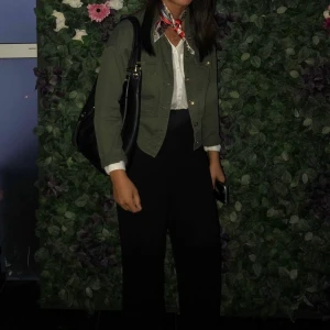 Fest- och mysbyxor - Svarta, stretchiga och tunnare byxor som är snygga båda till fest och som sköna ”hemmabyxor”. Skulle säga att de är som XS/S, men även M eftersom de är så stretchiga. Innerdelen har lossnat lite (se bild 2), men det är inget som syns utåt eller som påverkar komforten.