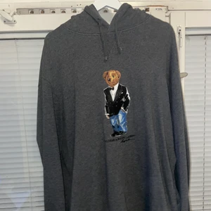 Ralph Lauren Hoodie strl LT - Hoodien är oversized då storleken är LT. Är extremt lång och sitter på mig utan problem