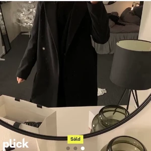 Svart kappa - Säljer den här jättefina kappan! Super najs till det mesta och varm och skön men är tyvärr för liten… hör av er med några frågor ✨ frakt ingår inte ✨ (köpt på plick, lånade bilder) 