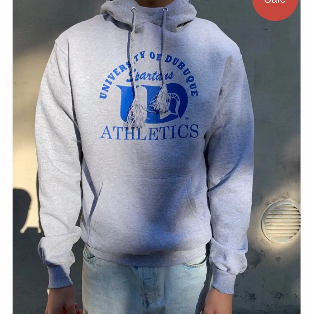 Grå hoodie från champion i superfint skick! Lite tunnare i materialet men fortfarande varm nu mot de kallare tiderna. Kommer inte till användning tyvärr:( Strl M men passar mindre strorlekar också!!!. Hoodies.