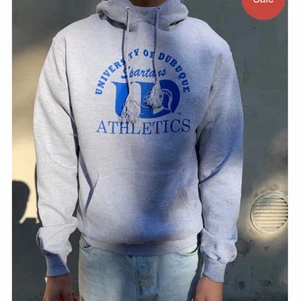 Grå hoodie från Champion - Grå hoodie från champion i superfint skick! Lite tunnare i materialet men fortfarande varm nu mot de kallare tiderna. Kommer inte till användning tyvärr:( Strl M men passar mindre strorlekar också!!!