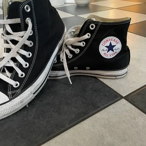 Converse svarta höga - Svarta höga Converse, endast använda ca 5 gånger. Mycket bra skick! Storlek 39,5