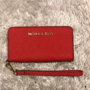 Röd Michael kors plånbok, i väldigt fint skick. Köparen står för frakt (24kr)