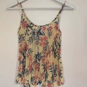 Linne H&M strl 32 - Ser oanvänd ut. Frakt ingår