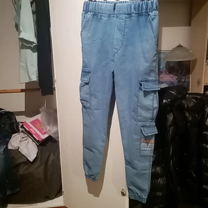 3 helt nya byxor och ett par Adidas skor - 3 stycken byxor for 400 hundra helt nya. Adidas skor för 300