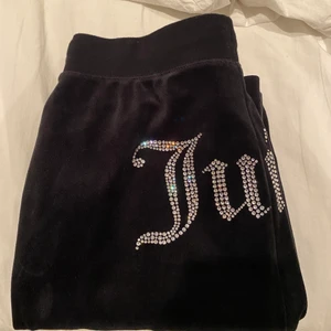 Juicy couture - Säljer mina juicy byxor, de är använda fåtal gånger och super fint skick!! Passar bra på mig som är 175