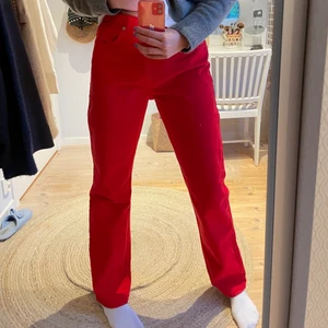 Röda jeans från zara - Raka röda jeans från Zara. Strl 40, men skulle mer säga att de är en 38. Midwaist, långa ben. Endast använda en gång.