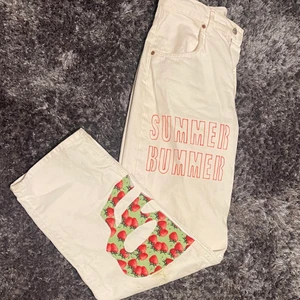 Illbatting jeans - Vita, långa, lågmidjade jeans med coola mönster från Illbatting. Jeansen är i storlek W27L33. För referens är jag 175cm lång.