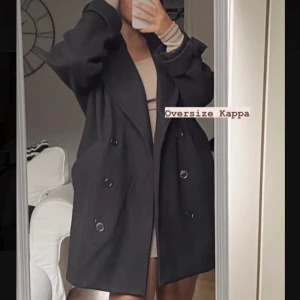 Kappa från Nakd  - Kappa från Nakd i storlek 34. Väldigt stor i storlek, men väldigt snyggt om man gillar oversize ! Jag är vanligtvis en 38 🤎🖤 340kr 