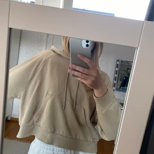 Beige hoodie - Oversized beige hoodie från Monki. Lite tunnare i materialet och väldigt mysig, bra skick!! Säljer då den inte längre kommer till användning. Storlek: S   Pris: 100kr