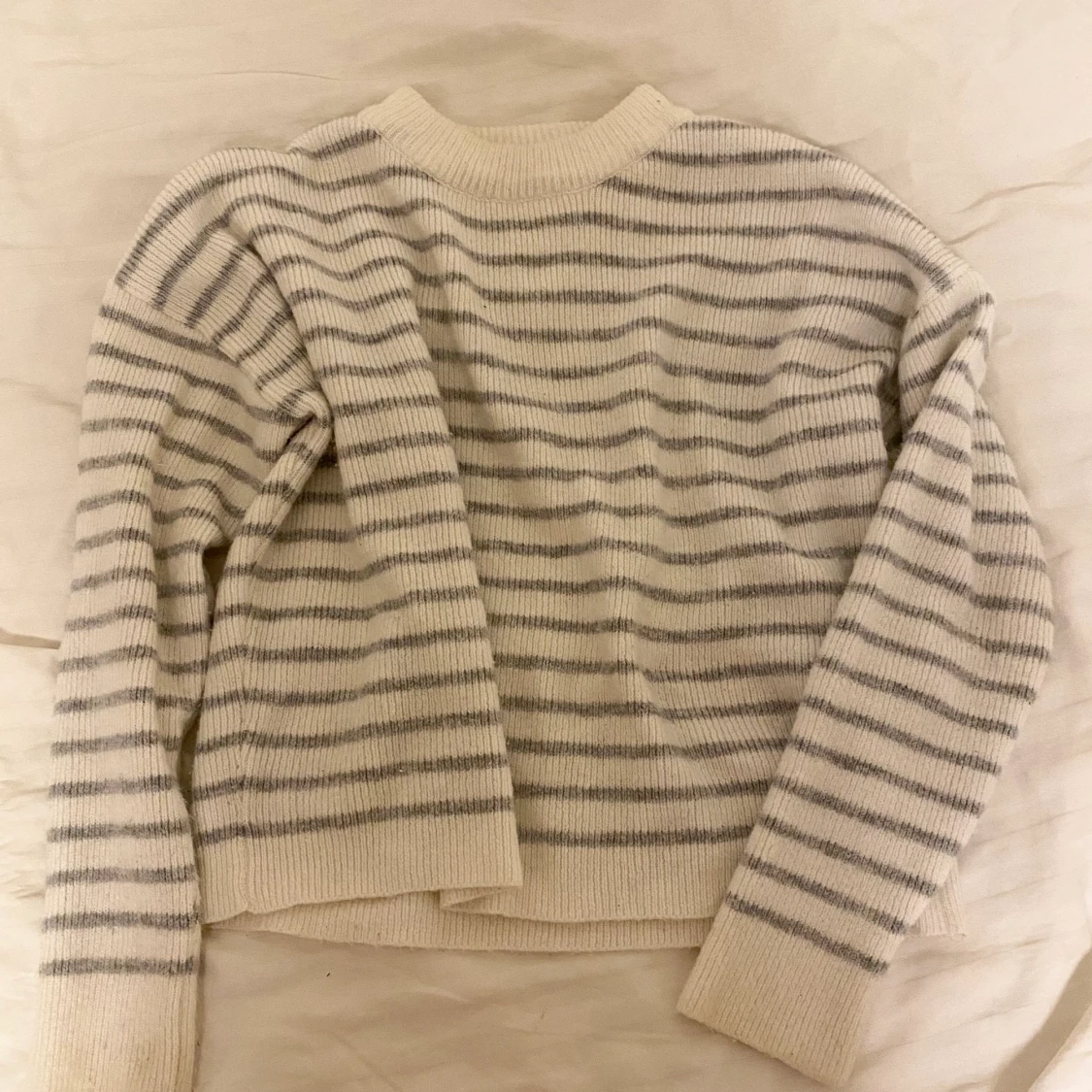 Stickad randig tröja