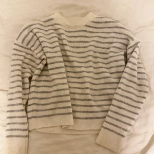 Stickad randig tröja - Säljer denna randiga tröjan som är från nakd💕💕💕 +frakt tillkommer