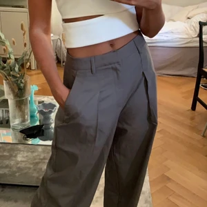 Gråa trousers - Säljer byxorna på bilderna ovan som inte längre går att få tag i. Dom passar perfekt på mig som är 164cm:)