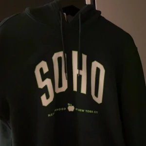 Hoodie - Säljer denna fina mörkgröna hoodien💗 
