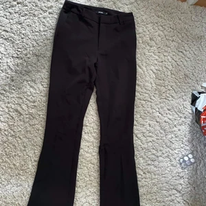 svarta kostymbyxor - Jättefina, sitter tajt om benen som yoga pants men i ett lent kostymmaterial. Jättefina men för små:( 