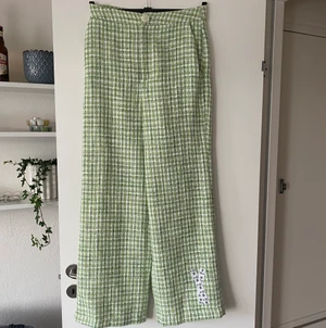 Oanvända byxor från Stradivarius  - Oanvända tygbyxor från Stradivarius med lapparna kvar. Stl 40, men passar mer 36-38. Full lenght och de är såååå snygga. Säljer för de är försmå och modellen sitter inte bra på mig!