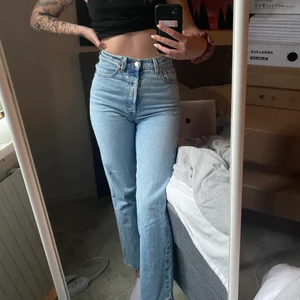 Raka Levis jeans strl 27  - Passformen är magisk!! Har dock blivit lite för små för mig…:( Jeansen har använts ett fåtal gånger så de är i bra skick!!