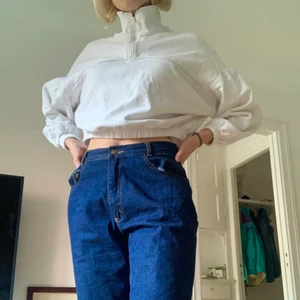 Tröja från weekday - Vit tröja från weekday i fint skick! Zipper upptill och fleece på insidan! Mycket bekväm :) Kan mötas i Sthlm!