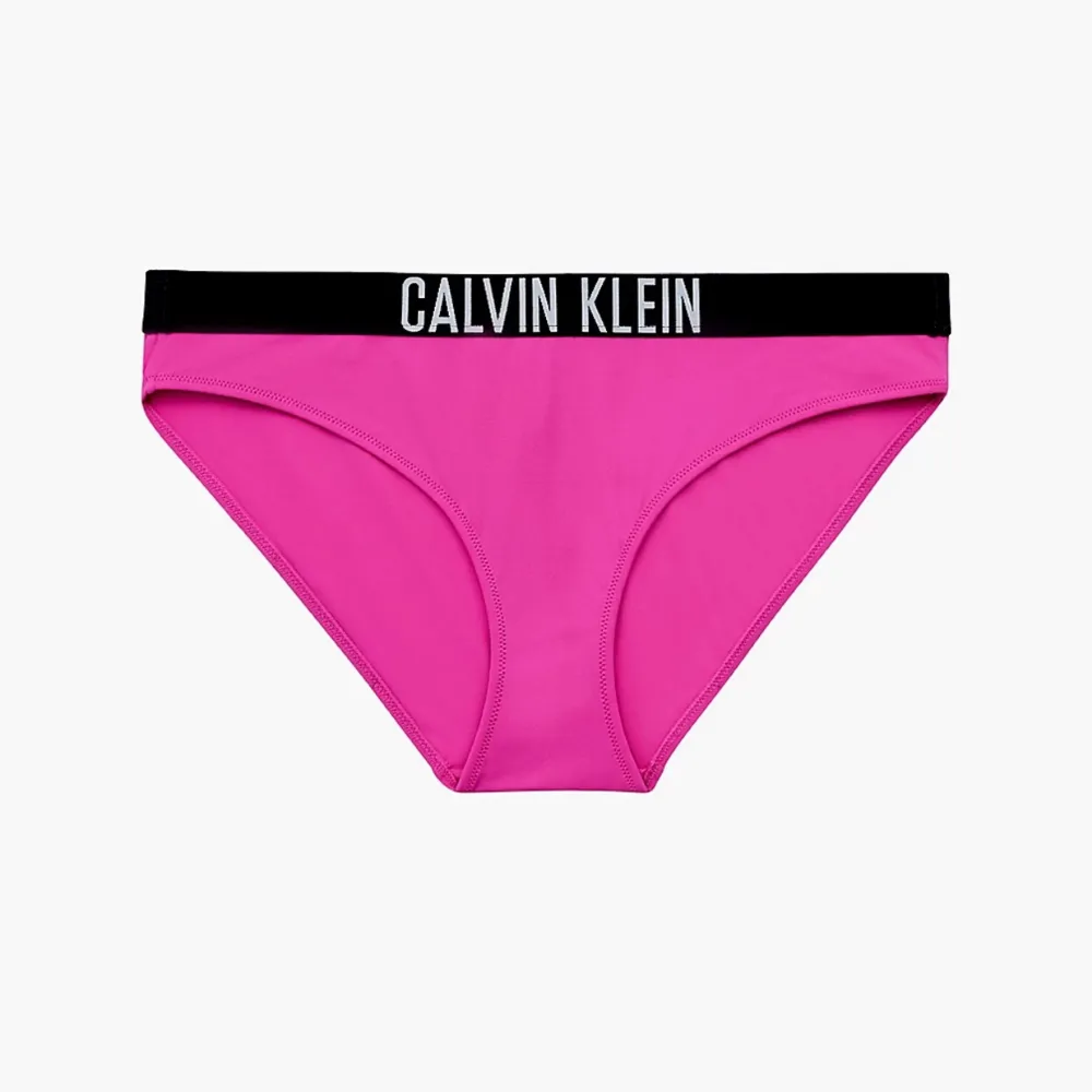 Säljer denna bikini nederdel ✨ENDAST NEDERDEL✨ från Calvin Klein. Kostar från Calvin Kleins egna hemsida 500kr. Säljer den för 175kr. Pris är absolut diskuterbart. Om du är intresserad, kom till pm så snackar vi om     priset tillsammans💕 frakt är inkluderat i priset. Storleken är 12-14 år men passar bra på mig som är en xs💕Använd ca. 2 gånger. Tvättas givetvis innan den skickas💕. Övrigt.