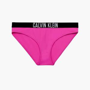 Säljer denna bikini nederdel ✨ENDAST NEDERDEL✨ från Calvin Klein. Kostar från Calvin Kleins egna hemsida 500kr. Säljer den för 175kr. Pris är absolut diskuterbart. Om du är intresserad, kom till pm så snackar vi om     priset tillsammans💕 frakt är inkluderat i priset. Storleken är 12-14 år men passar bra på mig som är en xs💕Använd ca. 2 gånger. Tvättas givetvis innan den skickas💕