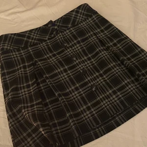 kjol  - Säljer denna as coola kjolen, som tyvärr är förstor för mig:/från Kappahl, i storlek 36!! 