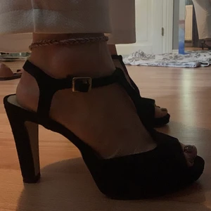 Svarta klackskor - Superfina svarta klackskor. Ganska smal klack och ca 5cm hög