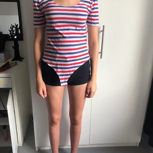 Randig body - Väl använd, men i bra skick. Säljer då den inte används. Det är min lillasyster som har på sig den på bilden💕 Köparen står för frakt men kan samfrakta om man vill ha mer.