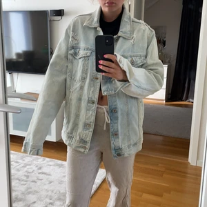 Jeansjacka - En ljusblå oversize jeansjacka från ZARA. Den är från zara man i storlek XL men jag har använt den som en oversize jeansjacka (jag brukar ha storlek small). Jackan är i mycket bra skick!