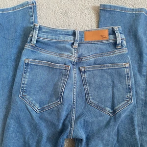 Bikbok flare jeans storlek Xs - Säljer mina flare strike jeans från bikbok i storlek xs som aldrig är använda, drog bort lappen efter jag köpte dom men har aldrig kommit till användning. Slutsålda online och köptes för 599kr på Norrköpings bikbok. Säljer för 300kr  exklusive frakt eftersom att de är som nya!🥰