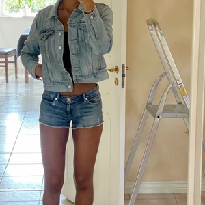 Juicy Couture Jeans Shorts W26 - Supersnygga lågmidjade Juicy Couture shorts som jag säljer då de tyvärr är för stora i midjan</3 köpt secondhand men har inte använt :)) Skulle passa M (& mindre) bäst!❤️‍🔥