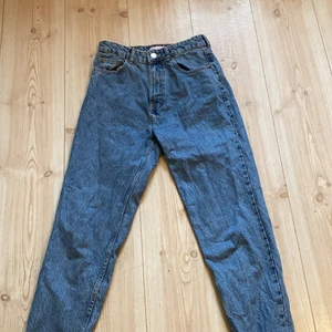 Jeanse  - Blå highwaist byxor från Zara som sitter lite lösa på en. Är 176 cm och den är lite för kort för mig. Slutar vid ankle 350kr+frakt. Betala med Swish 