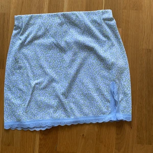 Kjol från Hm strl S - Blommig jättefin kjol med liten slits på sidan från h&m i storlek S. Använd endast en gång.
