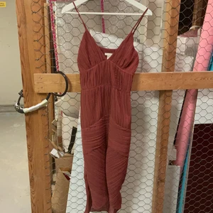 Klänning  - Xs H&M använd 1 ggn. Mkt fint skick . Priser kan diskuteras i mina annonser- jag säljer billigt för att jag vill att alla ska ha råd att köpa:)