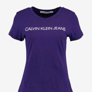 T-shirten är från Calvin Klein i färgen lila, vid intresse kan jag skicka fler bilder 💜 använd endast några gånger och säljer denna eftersom den knappt kommer till användning ✨ storlek XS men passar även bra som S✨ tröjan är även i gott skickt