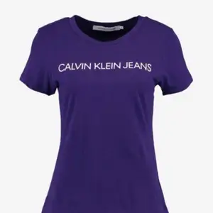 T-shirten är från Calvin Klein i färgen lila, vid intresse kan jag skicka fler bilder 💜 använd endast några gånger och säljer denna eftersom den knappt kommer till användning ✨ storlek XS men passar även bra som S✨ tröjan är även i gott skickt
