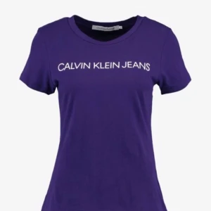 Calvin Klein t-shirt 💜 - T-shirten är från Calvin Klein i färgen lila, vid intresse kan jag skicka fler bilder 💜 använd endast några gånger och säljer denna eftersom den knappt kommer till användning ✨ storlek XS men passar även bra som S✨ tröjan är även i gott skickt