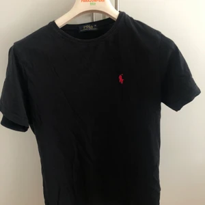 Ralph lauren T-shirt  - En  jättefin Ralph lauren fejk T-shirt som inte används!Funkar för även män och kvinnor.❤️🥰