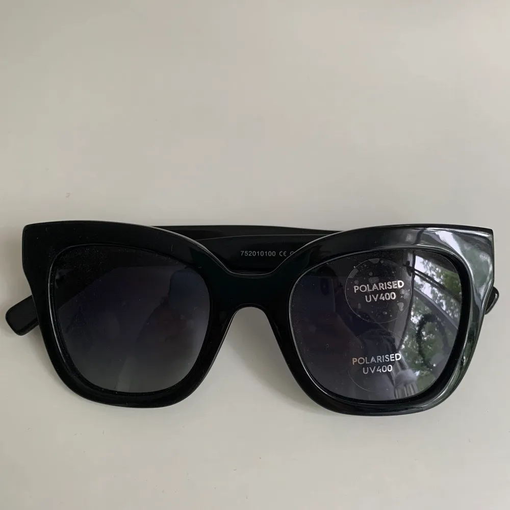Säljer ett par helt nya sol glasögon från pilgrim då jag har ett par liknande. Skit snygga! Nypris 799kr mitt pris 100kr + frakt 💕💕😃. Övrigt.