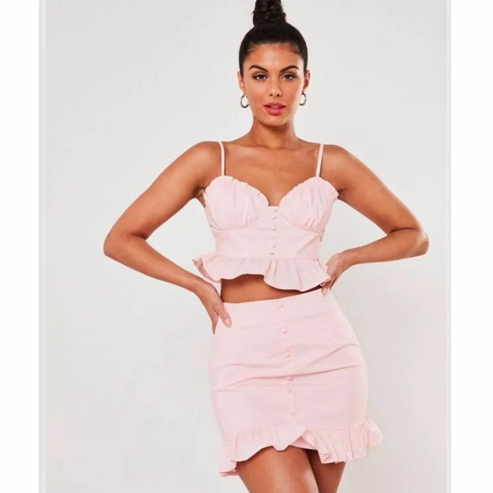 Säljer detta rosa sett från missguided. Har aldrig använt det, endast provat. toppen är xs och kjolen s. . Klänningar.