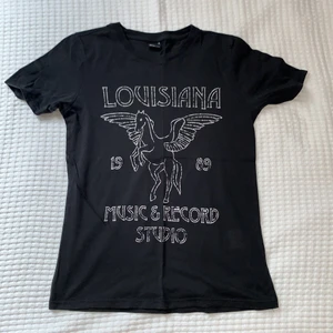 Svart t-shirt med tryck - Svart t-shirt med tryck. Bra skick