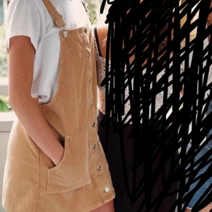 Manchester hängselkjol  - En hängslekjol i Manchester, beige färg. Storlek 38 men skulle säga att den mer passar en 34/36. Kan justera storleken/ längden i banden. 