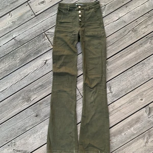 Populära Zarajeans - Ett par gröna bootcut jeans från Zara som är väldigt populära. 