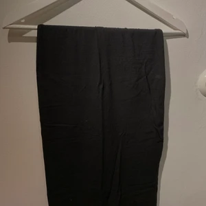 Kjolar - Tre trikåkjolar, första svarta är lite längre, går ungefär nedanför knät. De andra är av samma modell o slutar en bit ovanför knät. Alla har en linning som inte syns, kan skicka bild om så önskas. Fint skick, stl xs. 125 kr för alla inkl frakt eller 50 kr/styck inkl frakt, pris kan alltid diskuteras 