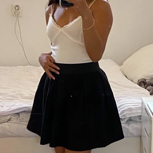 Bakbok svart kjol - Svart flared kjol i storlek S. Och när jag säger flared så menar jag flared lol🖖🏽 dubbla lager och i perfekt skick💕