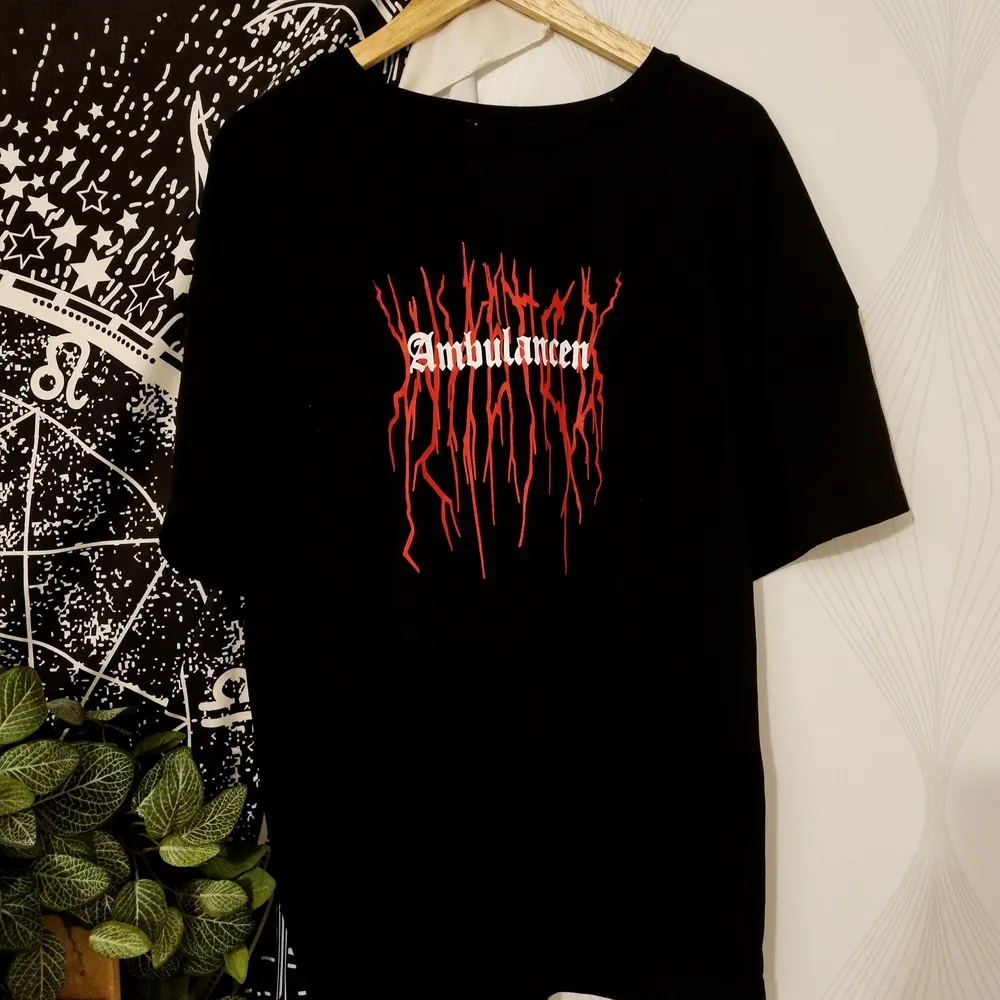 Barely used black t shirt with red writing. It's a size L. T-shirts.