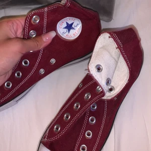 Vinröda converse  - Converse. Bra skick. Dock inga skosnören, frakt tillkommer 