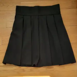 Säljer denna svart kjolen som har använts knappt. Storlek är M/S och den har en kedja på baksidan som ni ser i trejde bilden. Start bud från 200 kr + frakt. 