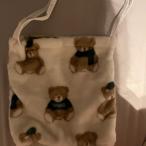 Fluffig bag - Så söt fluffig bag med nallar på