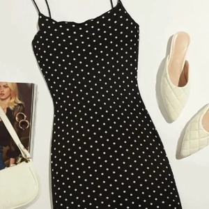 Klänning - Jättefin svart och vit klänning i bra skick! Väldigt mjuk och skön klänning. 